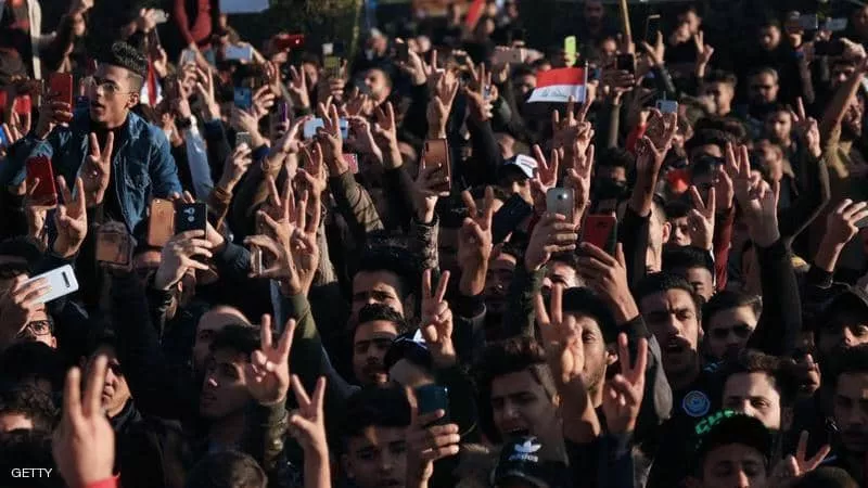 العراق.. مواجهات عنيفة بين المتظاهرين ومكافحة الشغب وسط كربل