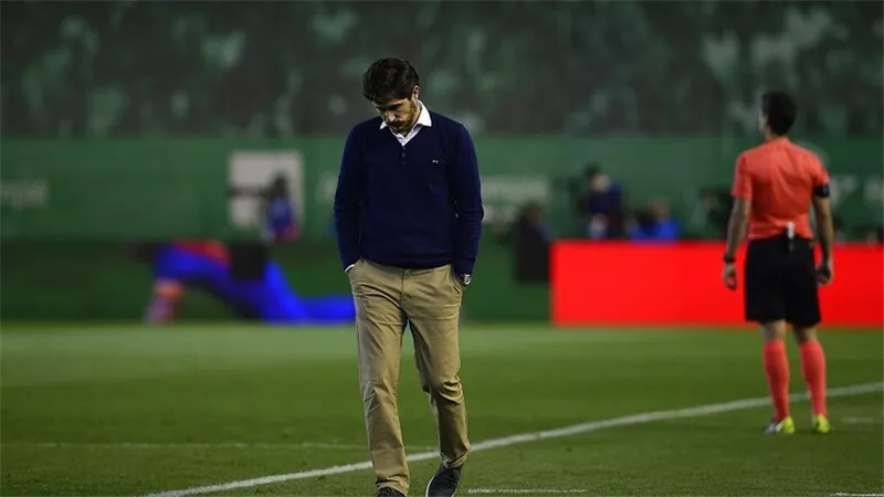 فيديو فاضح يتسبب فى إقالة مدرب بالدوري الإسباني