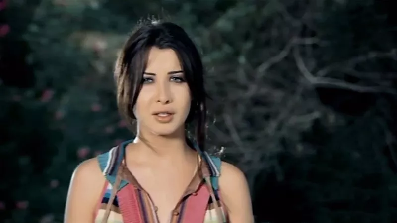 شاهد.. مقطع فيديو يظهر وجه مقتحم فيلا نانسى عجرم قبل ارتداء القناع
