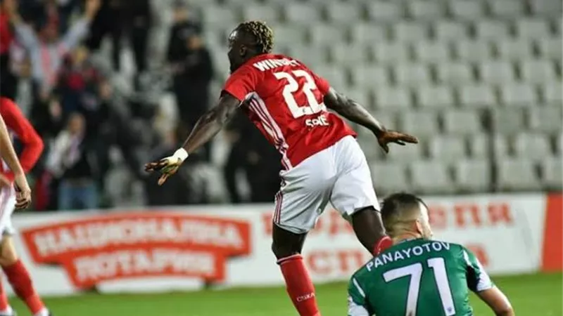 الأهلي يفاوض نجم هجوم المنتخب الجزائري