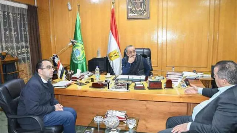 محافظ الإسماعيلية يستعرض المشروعات التنفيذية للمقاولون العرب