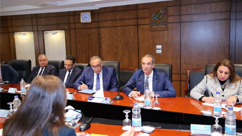 رسمياً.. التخطيط تُسلم الاتصالات مشروعات التحول الرقمي وميكنة الخدمات الحكومية