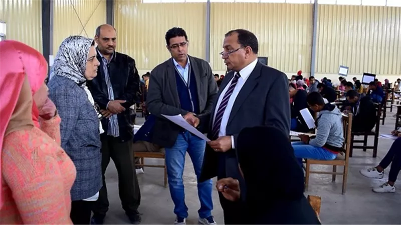 رئيس جامعة بنى سويف يتفقد اعمال الامتحانات