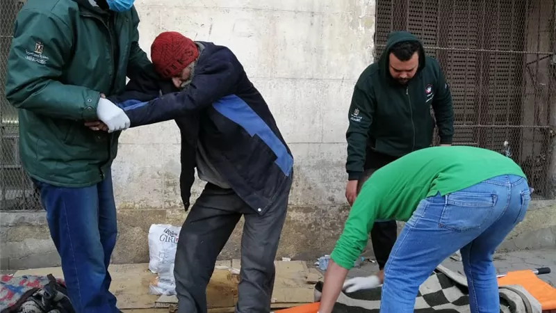 فريق أطفال بلا مأوي ينقذ مسناً وينقله لدار رعاية بالمنصورة