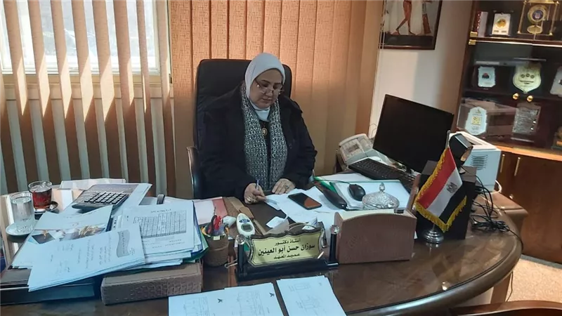سوزان ابو العينين تواصل جولاتها لتفقد امتحانات نصف العام بمعهد الدراسات النوعية