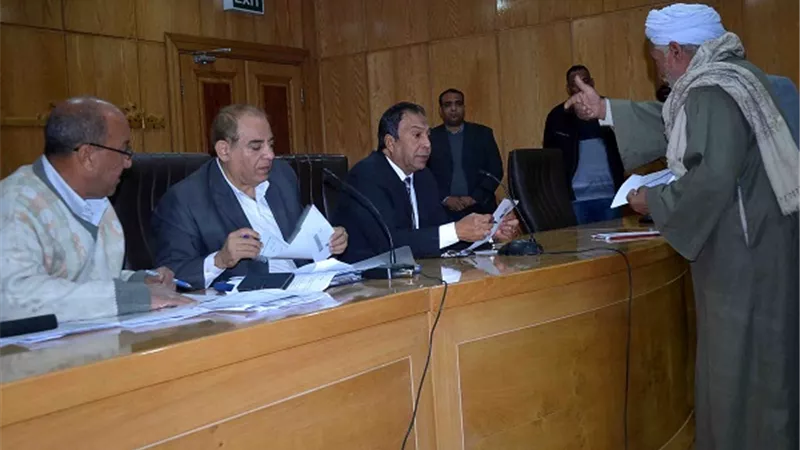 سكرتير عام الأقصر يستمع لشكاوى المواطنين فى اليوم المفتوح