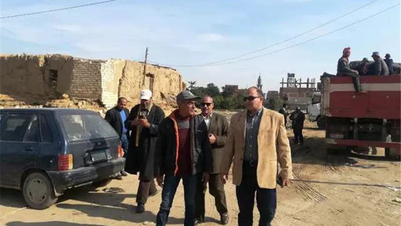 نظف قرية مبادرة تنفيذية للاهتمام بتوابع الإسماعيلية .صور