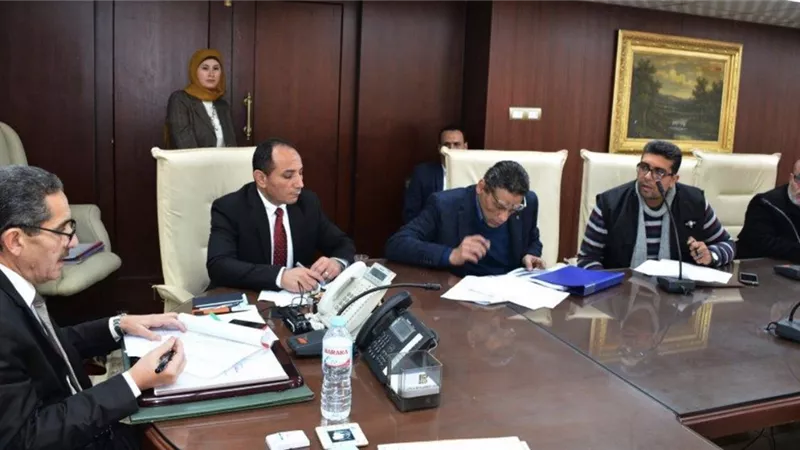 محافظ الغربية .. يناقش أسباب تعثر المشروعات فى الخطة الإستثمارية بمياه الشرب والصرف الصحي