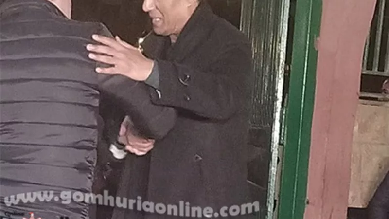 وصول الشاعر هشام الجخ عزاء مدير أعمال محمد منير
