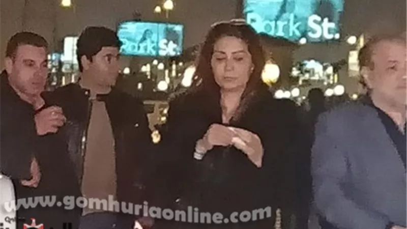 وصول الفنانة وفاء عامر وزوجها المنتج محمد فوزى عزاء مدير أعمال محمد منير