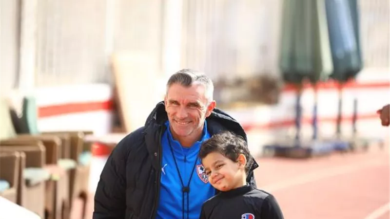 بالصور.. لاعبو الزمالك يلبون رغبة الطفل محمد جمال