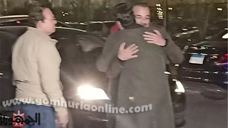 عناق بين حلمى عبد الباقى وأيمن بهجت قمر فى عزاء مدير أعمال محمد منير