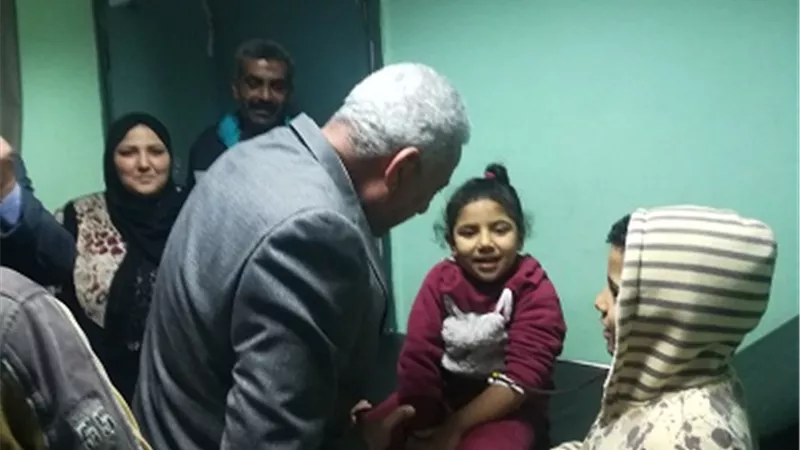جولة مسائية مفاجئة لصقر داخل مستشفي التأمين الصحي بالسويس