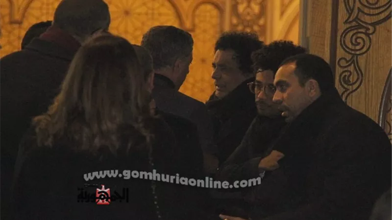 الحزن يخيم على الكينج محمد منير فى عزاء زوج شقيقته ومدير أعماله.. صور