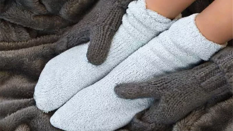 5 أسباب مرضية وراء الشعور ببرودة الأطراف