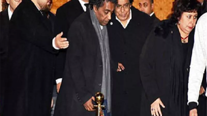 وزيرة الثقافة فى عزاء مدير أعمال محمد منير