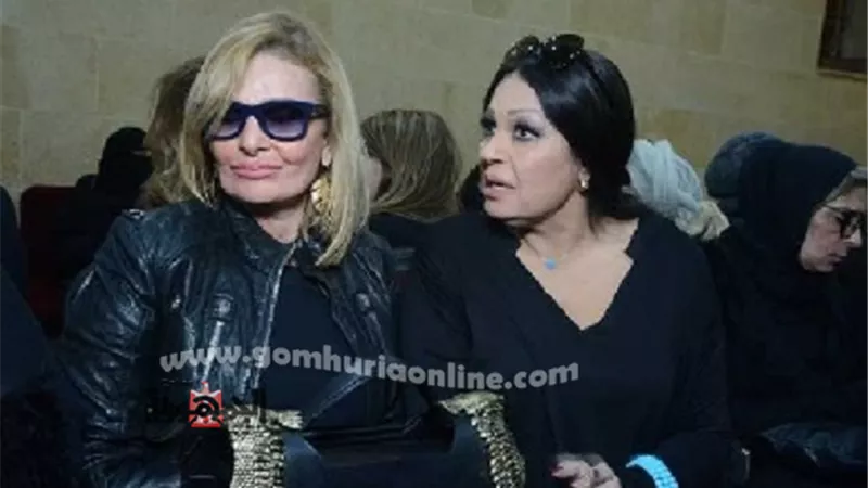 يسرا وفيفى عبده فى عزاء مدير أعمال محمد منير