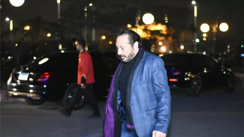 احدث ظهور للفنان على الحجار فى عزاء مدير أعمال محمد منير