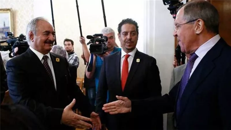 حفتر يغادر موسكو.. والاشتباكات تتجدد بالعاصمة الليبية