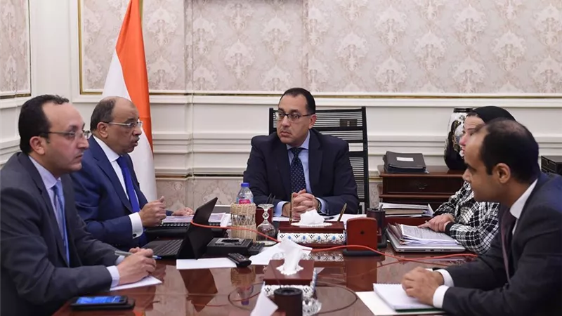 مدبولى يتابع الموقف التنفيذي لمنظومة المخلفات الصلبة