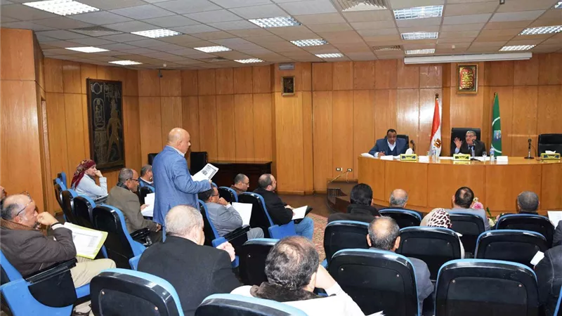 محافظ المنيا يفتح ملف المشروعات المتعثرة