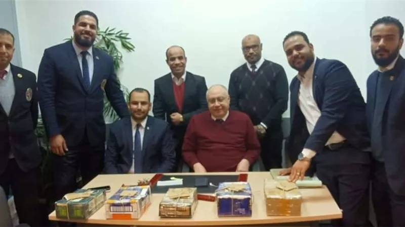 ضبط 5 محاولات لتهريب هواتف IPhone علي اجساد ركاب بالمطار