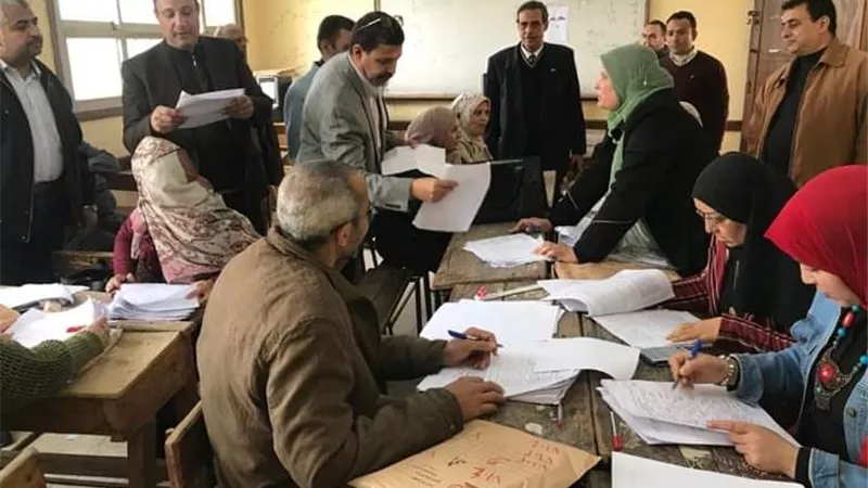 مدير تعليمية بنها يحيل المتخلفين عن التصحيح الورقي الثاني والأول الثانوي للشئون القانونيه