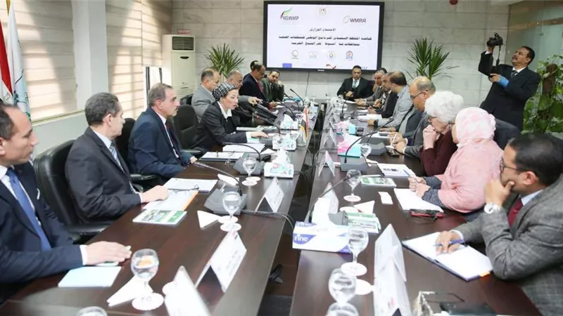 محافظ أسيوط يستعرض الموقف التنفيذى للبرنامج الوطني لإدارة المخلفات الصلبة وتنفيذ مشروعات للنهوض بمستوى النظافة العامة