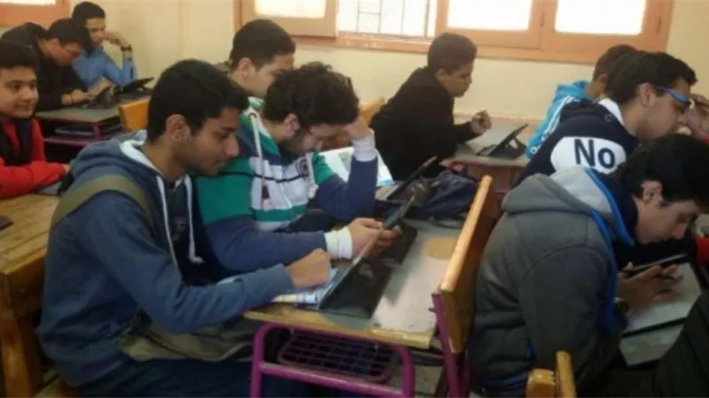 طلاب الصف الأول الثانوي يؤدون امتحان مادة الأحياء وفقًا لنظام التقييم الجديد