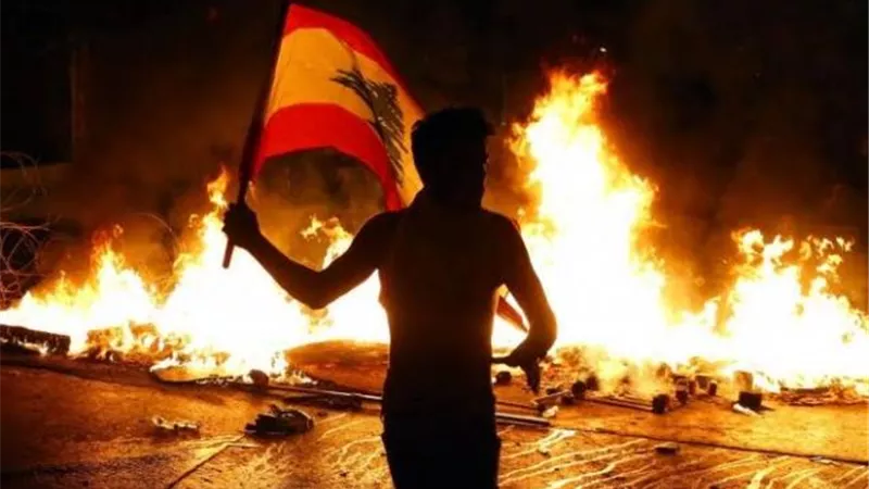اشتباكات بين المتظاهرين وقوات الامن أمام مصرف لبنان