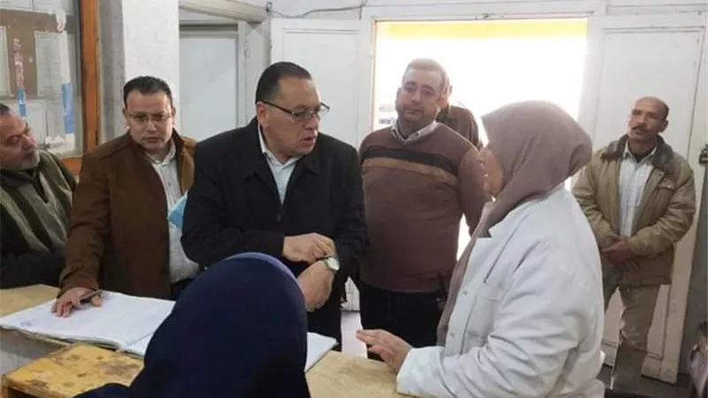 غراب يكتشف غياب ٢٠ من العاملين بوحدة صحة الأسرة بالطيبة