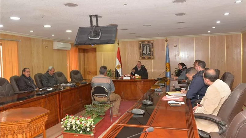 محافظ أسيوط يلتقى 13 مواطن ويحيل بعض الشكاوى للتفتيش والمتابعة