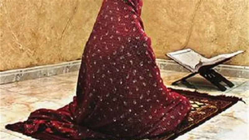 هل يجوز للمرأة الصلاة بالقفاز