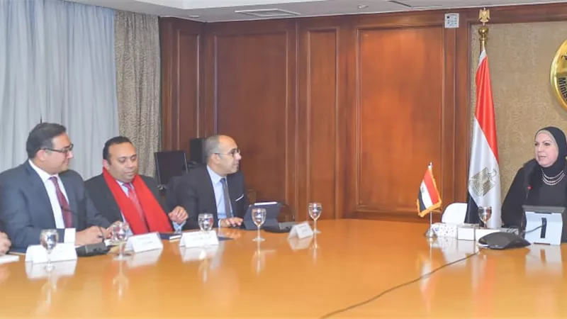 وزيرة الصناعة تستعرض مع البنك الدولي البرامج والمشروعات الجارى تنفيذها