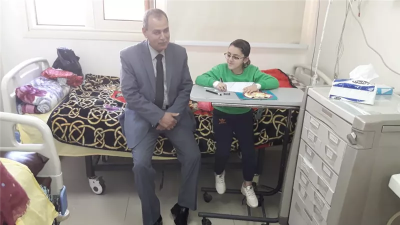 وكيل تعليم الوادى الجديد يزور طالبة بمستشفى الخارجة العام أثناء أدائها الإمتحان