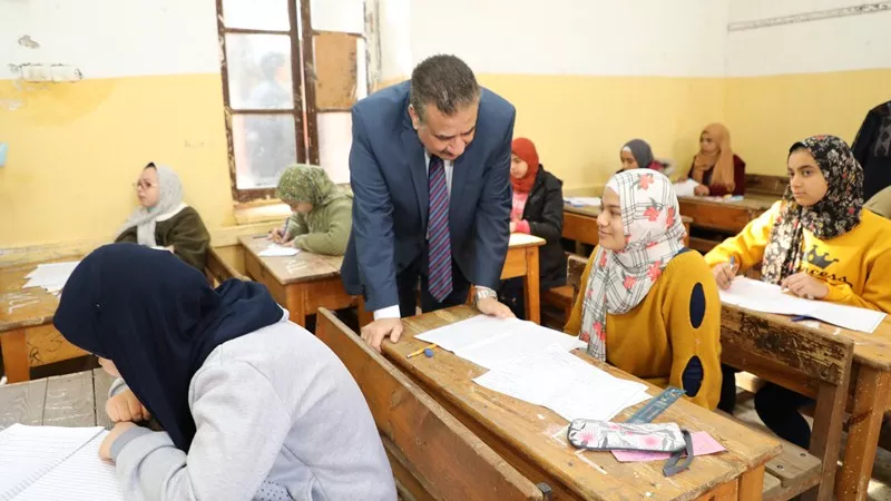 محافظ المنوفية يتفقد لجان إمتحانات الشهادة الإعدادية