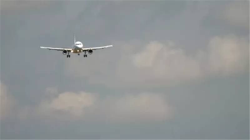 طلب غريب يثير حفيظة مسافرة كشرط لصعودها سلم الطائرة