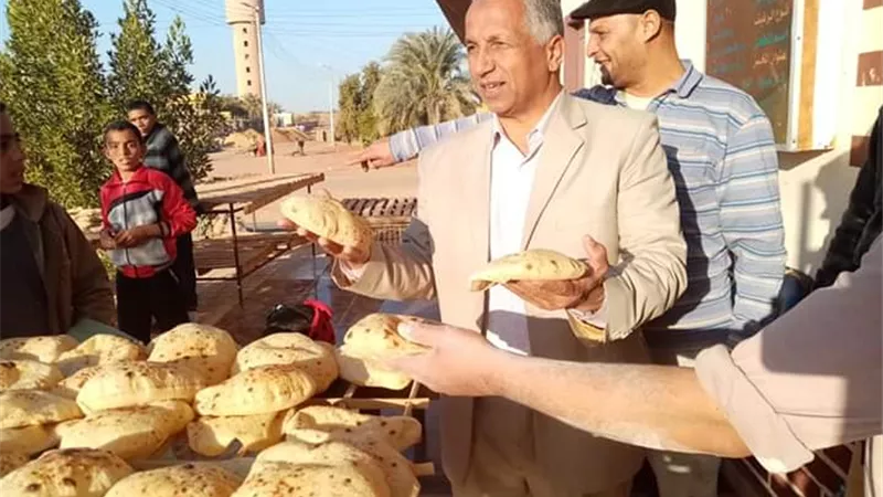 رئيس مركز بلاط يحرر مخالفة نقص أوزان لصاحب مخبز بالوادى الجديد