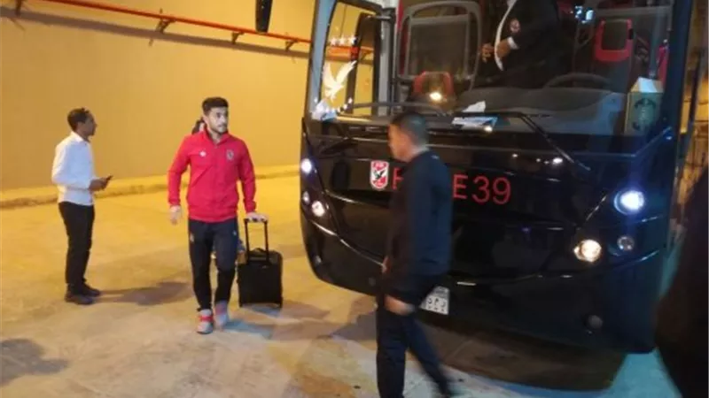 شاهد لحظة وصول حافلة الأهلى لملعب القاهرة استعدادًا لمواجهة طنطا
