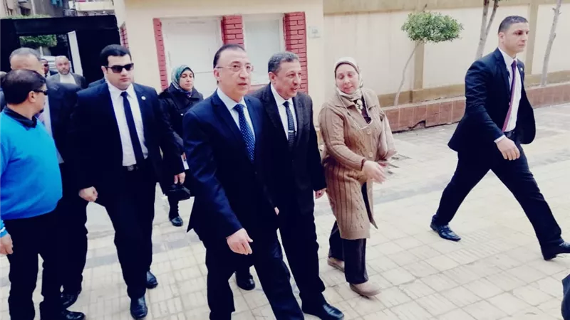 محافظ الاسكندريه يتفقد امتحانات الشهاده الاعداديه في يومها الاول