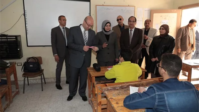 محافظ بني سويف يتفقد امتحانات الإعدادية