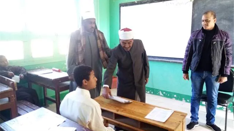 مدير التعليم الابتدائى بالأقصر الأزهرية يتابع الإمتحانات
