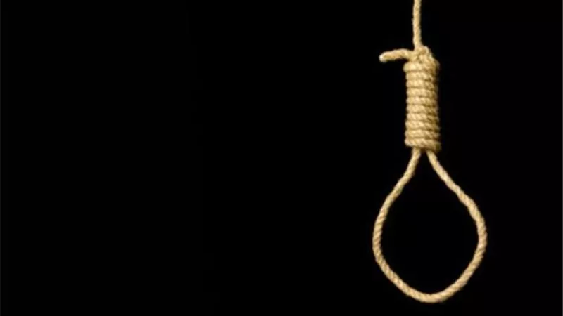 زوجة بلا قلب.. تقطع رأس زوجها بالفأس بمساعدة عشيقها ويحرقا الجثة بالبنزين