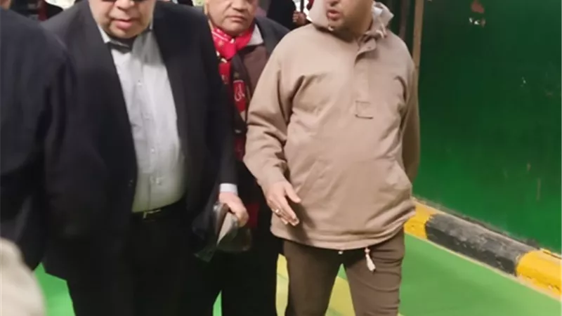 وصول الفنان أشرف زكي جنازة ماجدة الصباحي بمصطفى محمود