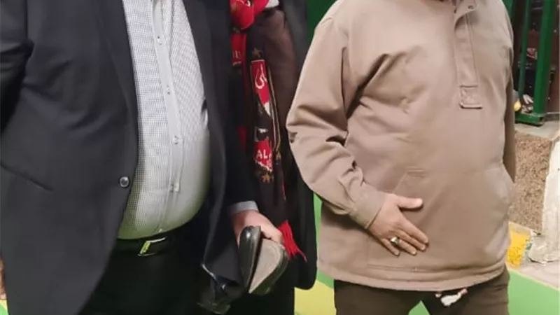 وصول الفنان أشرف زكي جنازة ماجدة الصباحي بمصطفى محمود