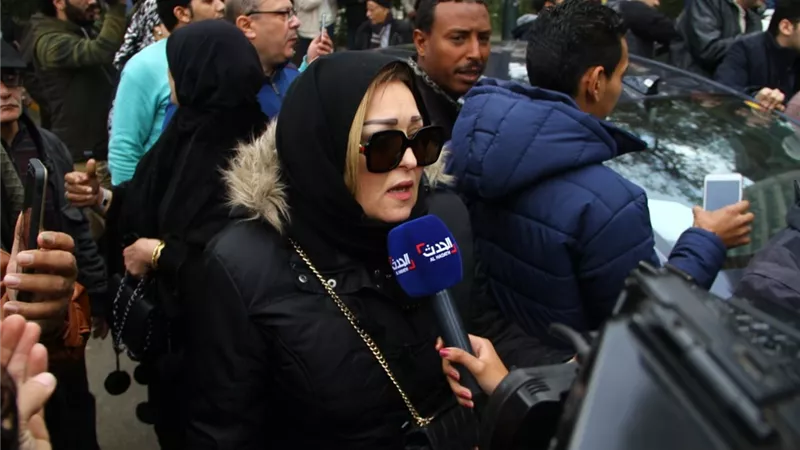 نهال عنبر تشارك فى جنازة ماجدة الصباحي بمصطفى محمود