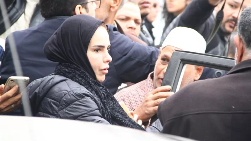 دنيا عبد العزيز تشارك فى جنازة ماجدة الصباحي بمصطفى محمود
