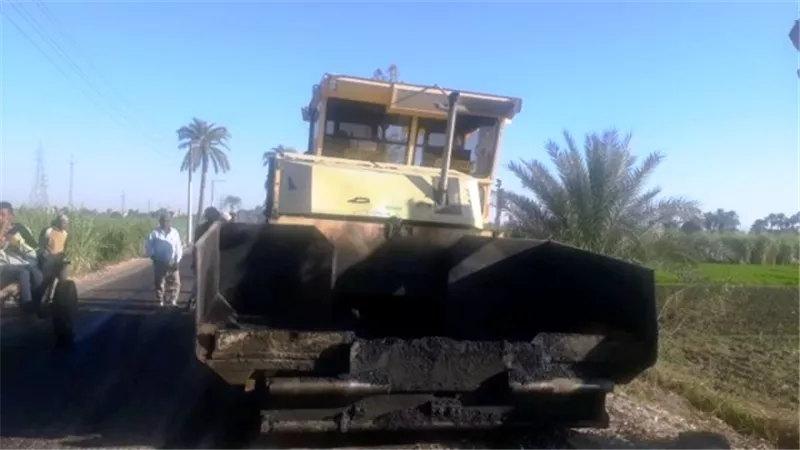 رصف طرق حاجر الأقالتة والحدادين غرب الأقصر