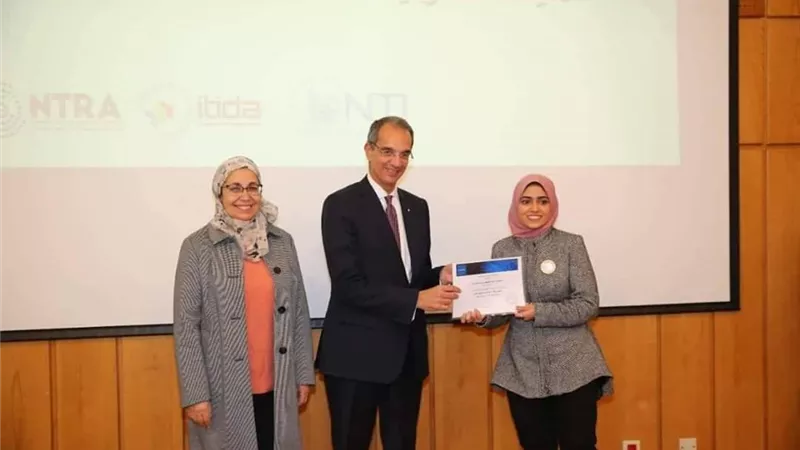 وزير الاتصالات يفتتح مركز تدريب متخصص في شبكات الألياف الضوئية