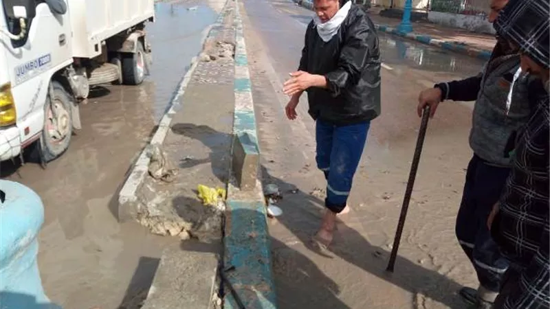 مطروح ترفع تراكمات الأمطار بفرق انقاذ وغرفة عمليات .صور